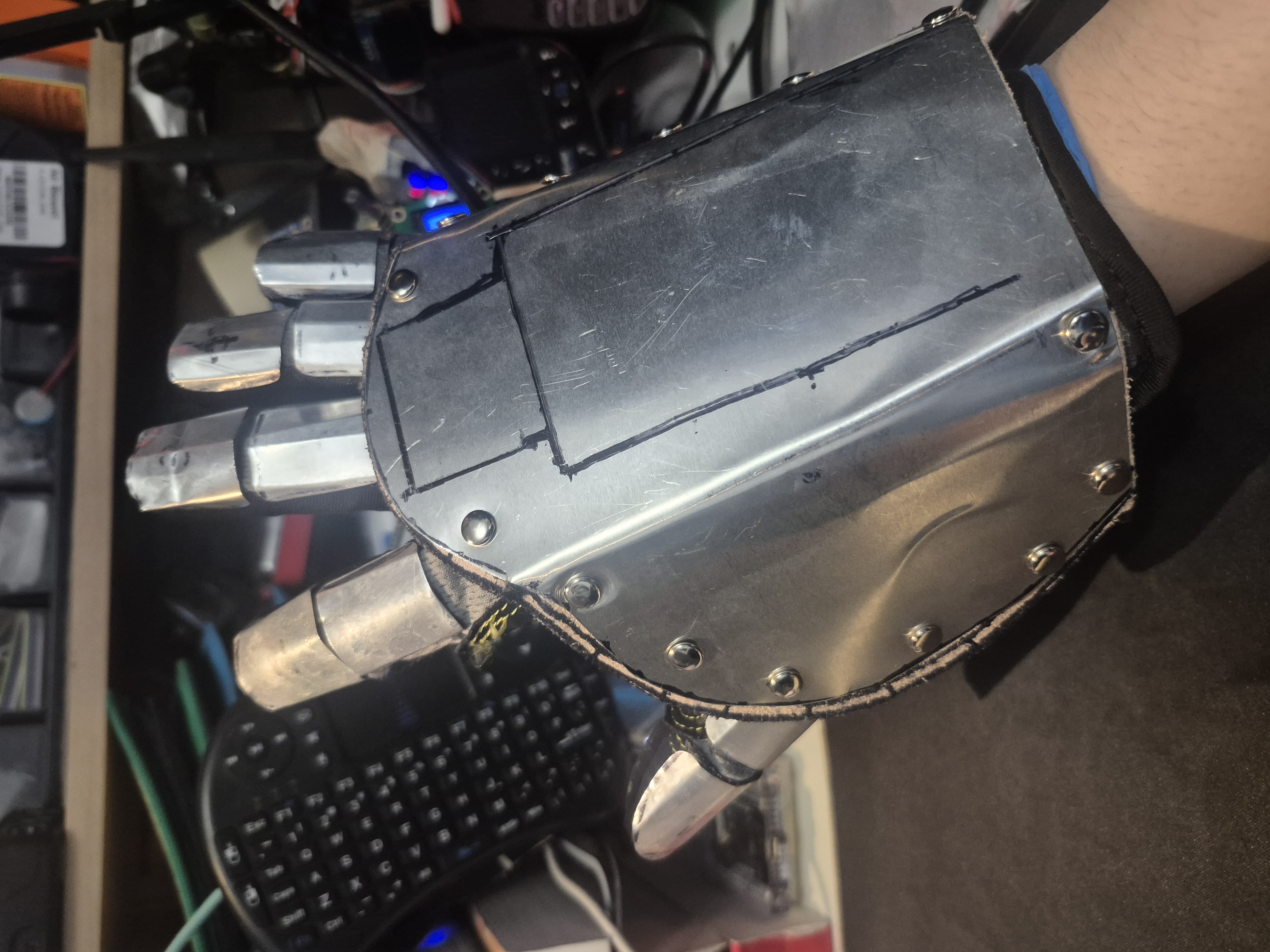 metal glove unmounted